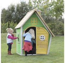 Drevený hrací domček s dverami a oknami v záhrade