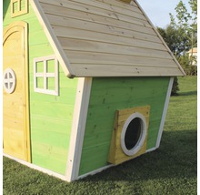 Zelený drevený herný domček s dverami, oknami a strechou