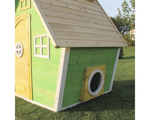 Zelený drevený herný domček s dverami, oknami a strechou