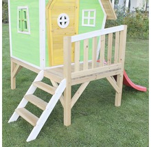 Hrací domček so schodmi a šmýkačkou v záhrade.