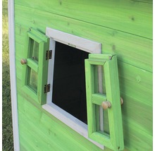 Detailný pohľad na otvorené okno na zelenom drevenom hracom domčeku