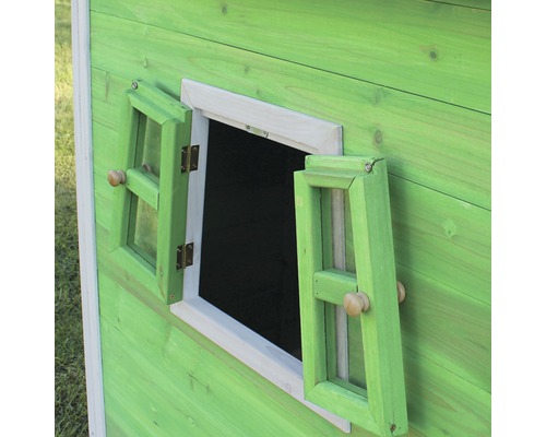 Detailný pohľad na otvorené okno na zelenom drevenom hracom domčeku