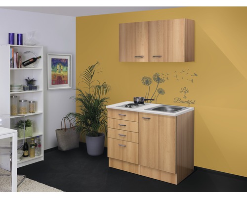 Kompaktná kuchyňa s umývadlom, varnou doskou a závesnou skrinkou v miestnosti.