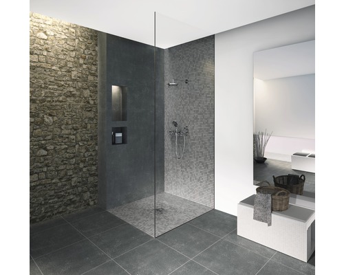 Moderná kúpeľňa s bezbariérovým sprchovacím kútom, stenou z prírodného kameňa a mozaikovými obkladmi