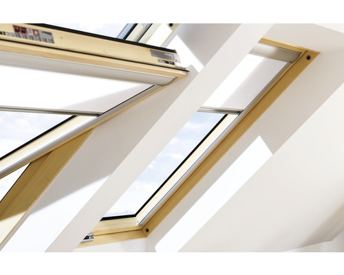 Detailný záber dvoch strešných okien s dreveným rámom a zatemňovacou roletou