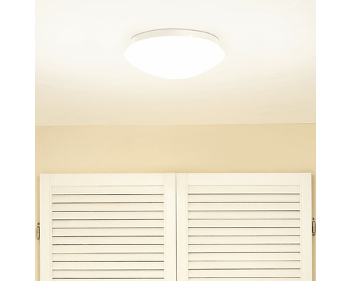 Biele stropné svietidlo na strope