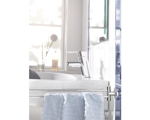 Svetlá kúpeľňa s umývadlom, batériou a držiakom na uteráky