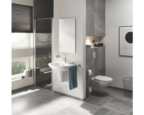 Moderná kúpeľňa s umývadlom, toaletou a sprchovacím kútom