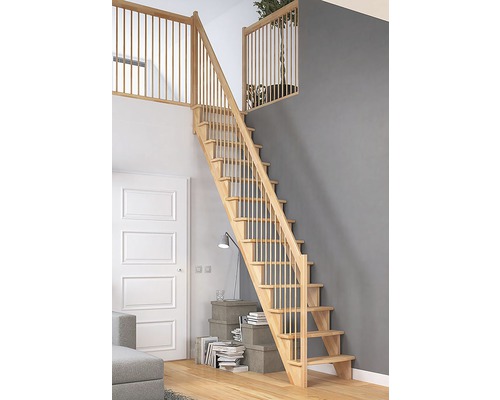 Drevené schodisko so zábradlím vo svetlej, modernej obývacej izbe.