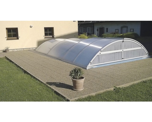 Zastrešenie bazéna na dláždenej ploche v záhrade