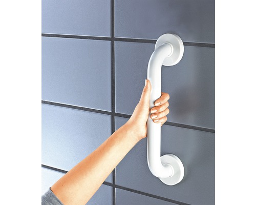 Ruka drží biele držadlo v kúpeľni na stene