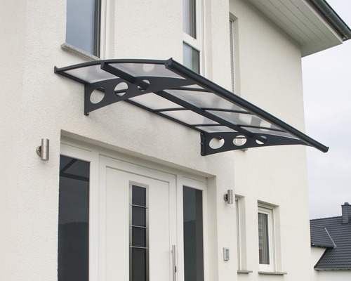 Vchodová strieška z plastu a kovu pri vchode do domu