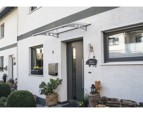 Vstupný priestor domu s baldachýnom a vchodovými dverami