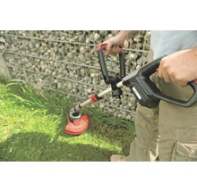 Akumulátorový vyžínač trávy pri zastrihávaní trávnika