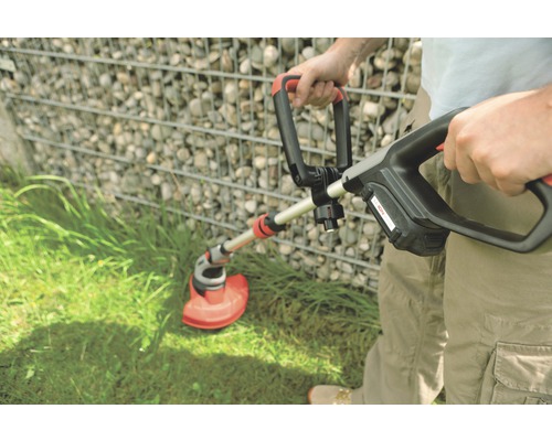 Akumulátorový vyžínač trávy pri zastrihávaní trávnika