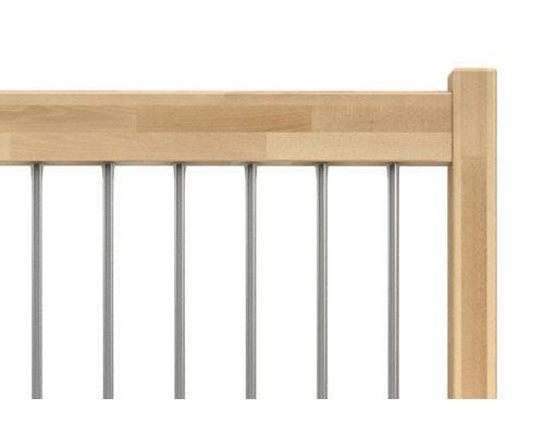 Detailný pohľad na zábradlie z dreva a kovu