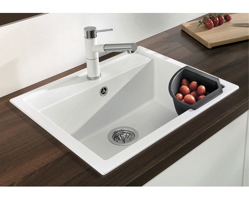 Drez s vodovodnou batériou a odkvapkávacou miskou na pracovnej doske.