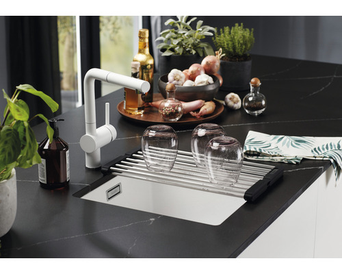 Kuchynská scéna s umývadlom, odkvapkávačom, batériou a rôznymi kuchynskými potrebami