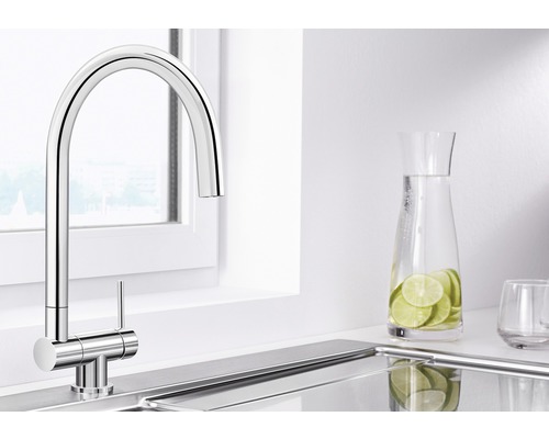 Kuchynská batéria z kovu s vysokým výtokom pri okne