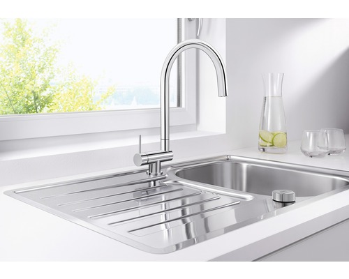 Nerezový kuchynský drez s batériou pred oknom