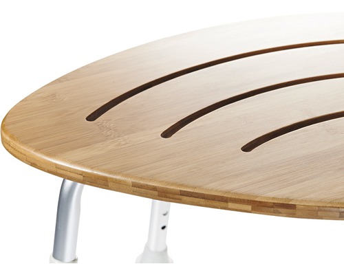 Detailný pohľad na sprchovú stoličku z bambusu s hliníkovými nohami.