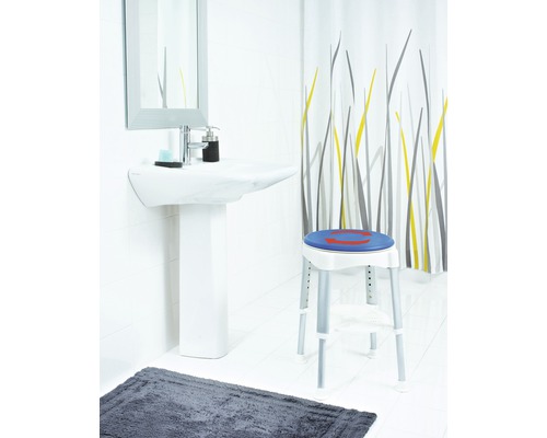 Kúpeľňa s umývadlom, zrkadlom, sprchovým závesom a otočnou sprchovou stoličkou