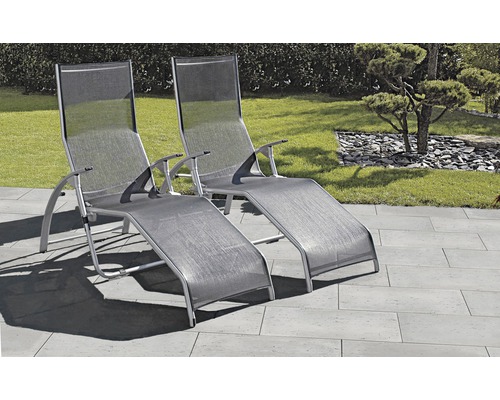 Dve záhradné ležadlá z hliníka a textilnej tkaniny vo vonkajšom prostredí.