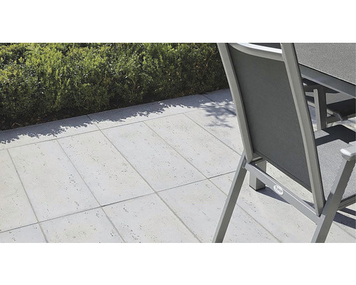 Terasa so záhradným nábytkom a kamennými doskami