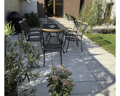 Terasa so záhradným stolom a záhradnými stoličkami na kamenných doskách