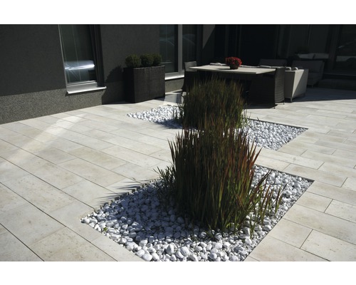Terasa s dlaždicami, dekoráciou z okrasných kamienkov a rastlinami
