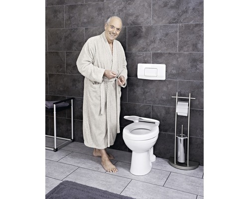 Kúpeľňa so zvýšenou toaletou a osobou v župane