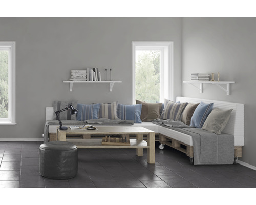 Obývacia izba s pohovkou z paliet, dreveným stolom, policami a oknom