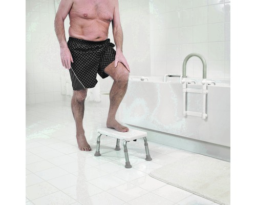 Muž používa kúpeľňovú stoličku a kúpeľňový rebrík v kúpeľni.