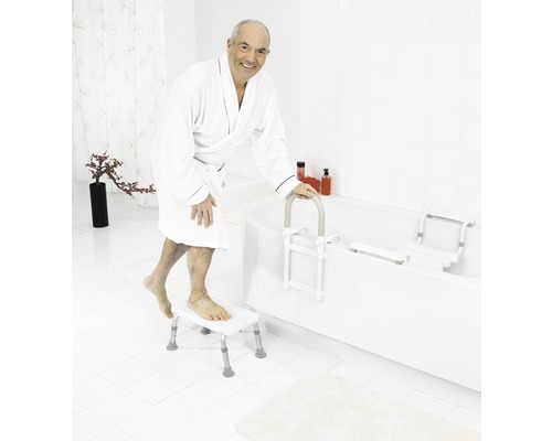 Muž v župane používa pomôcku na vstup do vane, vaňovú dosku a sedadlo do vane v kúpeľni.