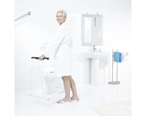 Svetlá kúpeľňa s toaletou, umývadlom, zrkadlom, držiakom na uteráky a toaletnou opierkou na podporu