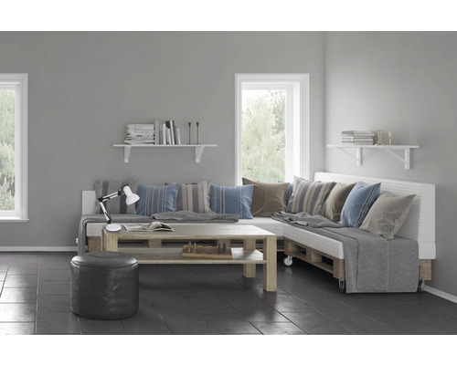 Obývacia izba s nábytkom z paliet, pozostávajúca z pohovky, stola a stoličky