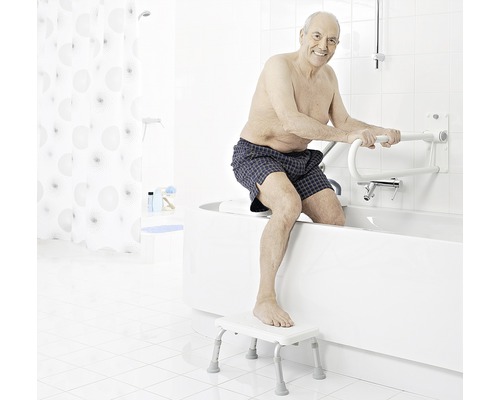 Kúpeľňa s vaňou, madlom a stoličkou do vane pre väčšiu bezpečnosť