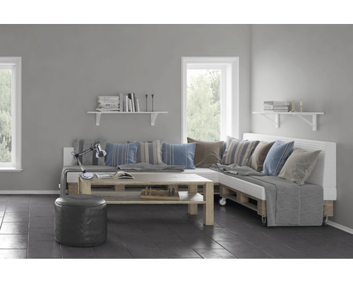 Obývacia izba s pohovkou z paliet, dreveným stolom a policami