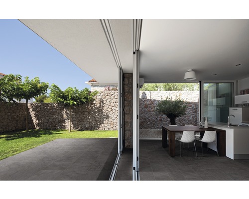 Svetlý, priestranný interiérový dizajn s jedálenským kútom, kuchynským kútom a prístupom do záhrady širokými posuvnými dverami.