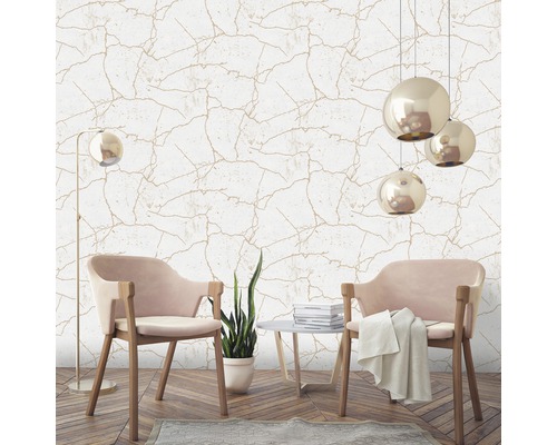 Obývacia izba s mramorovou tapetou, kreslami, stojacou lampou a závesnými svietidlami pre štýlový interiér