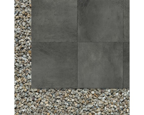 Sivé terasové dosky vedľa štrkových kameňov