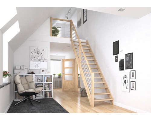 Obývacia izba s dreveným schodiskom do podkrovia, čitateľský kút a dvere