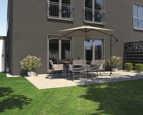 Terasa s jedálenským stolom, stoličkami, slnečníkom a rastlinami pred domom