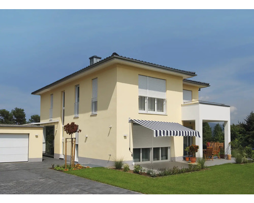 Dvojgeneračný dom s roletami a markízou