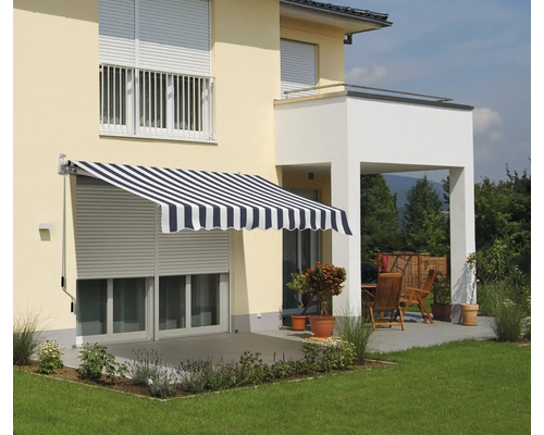 Fasáda domu s markízou a roletou