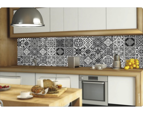 Kuchynská scéna s obkladačkami v retro dizajne