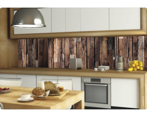 Kuchynská scéna s drevenými stenovými panelmi a jedálenským stolom