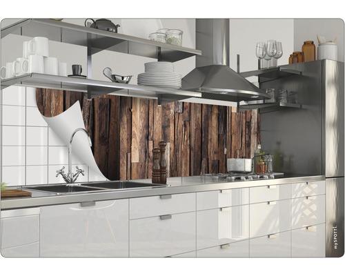 Kuchynská zástena s vzhľadom dreva nad drezom v modernej kuchyni