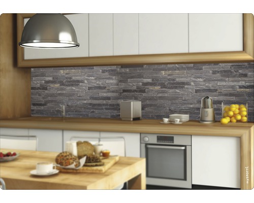 Kuchynská scéna s obkladom s kamenným vzhľadom za pracovnou doskou