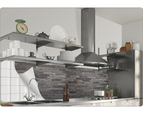 Kuchynská scéna s policami, digestorom a rôznymi kuchynskými potrebami.